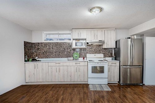 4 Del Ray Crescent Ne, Calgary, AB - Indoor Photo Showing Kitchen