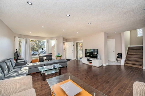 4 Del Ray Crescent Ne, Calgary, AB - Indoor Photo Showing Living Room