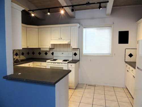 2713 Canmore Road Nw, Calgary, AB - Indoor Photo Showing Kitchen