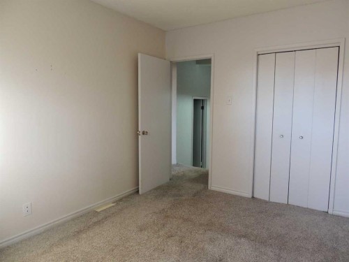 2713 Canmore Road Nw, Calgary, AB - Indoor Photo Showing Other Room