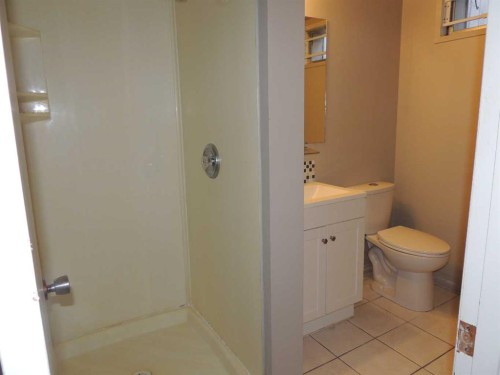 2713 Canmore Road Nw, Calgary, AB - Indoor Photo Showing Bathroom