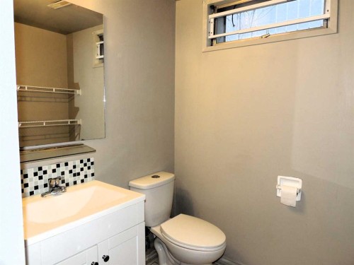 2713 Canmore Road Nw, Calgary, AB - Indoor Photo Showing Bathroom