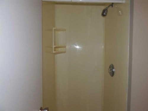 2713 Canmore Road Nw, Calgary, AB - Indoor Photo Showing Bathroom