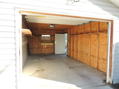 2713 Canmore Road Nw, Calgary, AB - Indoor Photo Showing Garage