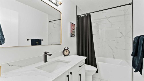 7036 Silverview Road Nw, Calgary, AB - Indoor Photo Showing Bathroom