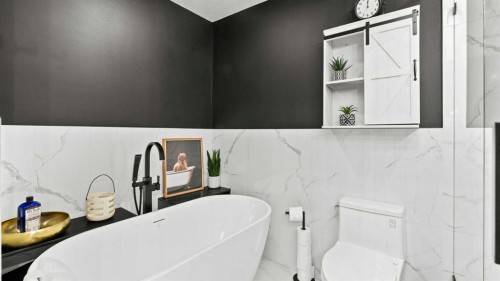 7036 Silverview Road Nw, Calgary, AB - Indoor Photo Showing Bathroom