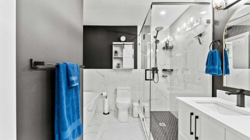 7036 Silverview Road Nw, Calgary, AB - Indoor Photo Showing Bathroom