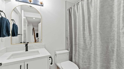 7036 Silverview Road Nw, Calgary, AB - Indoor Photo Showing Bathroom