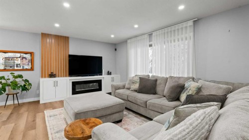 7036 Silverview Road Nw, Calgary, AB - Indoor Photo Showing Living Room