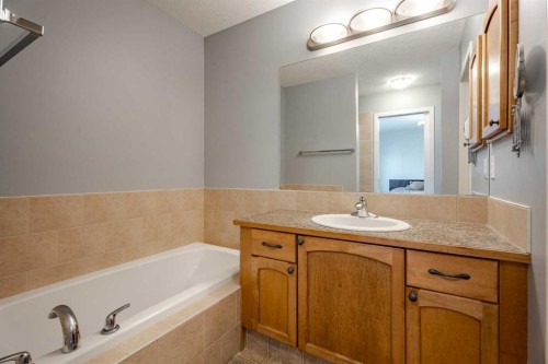 42 Bridlecrest Gardens Sw, Calgary, AB - Indoor Photo Showing Bathroom