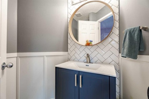 42 Bridlecrest Gardens Sw, Calgary, AB - Indoor Photo Showing Bathroom