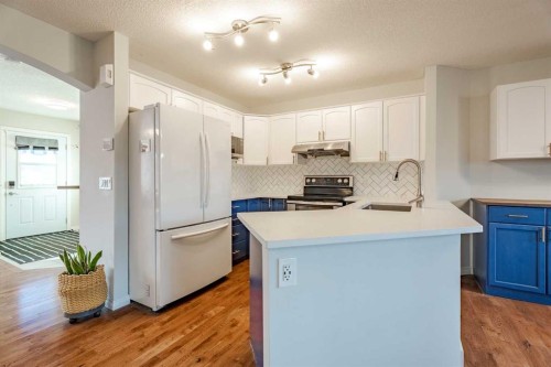 42 Bridlecrest Gardens Sw, Calgary, AB - Indoor Photo Showing Kitchen