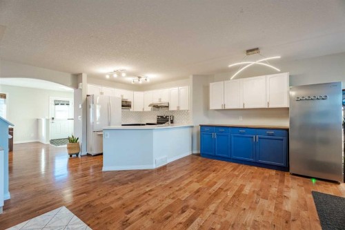 42 Bridlecrest Gardens Sw, Calgary, AB - Indoor Photo Showing Kitchen