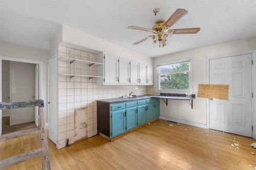 6316 Bowwood Drive Nw, Calgary, AB - Indoor Photo Showing Kitchen