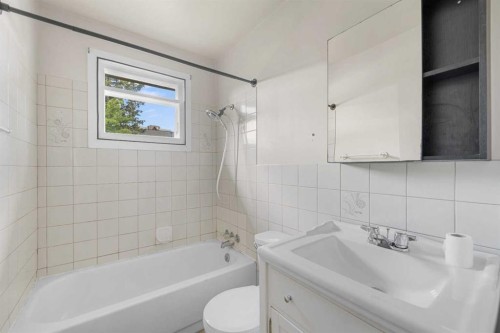 6316 Bowwood Drive Nw, Calgary, AB - Indoor Photo Showing Bathroom