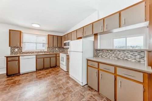 6527 58 Street Nw, Calgary, AB - Indoor Photo Showing Kitchen
