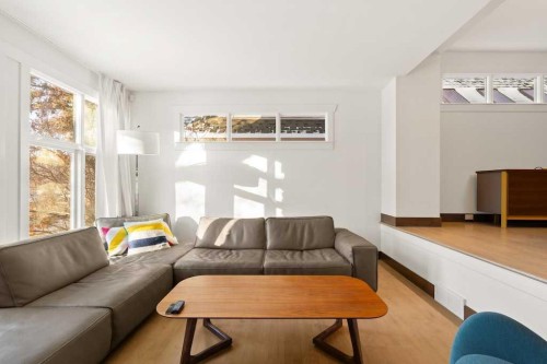 924 8 Avenue Se, Calgary, AB - Indoor Photo Showing Living Room