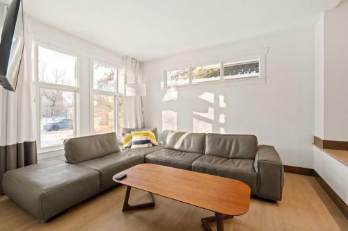 924 8 Avenue Se, Calgary, AB - Indoor Photo Showing Living Room