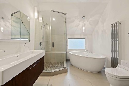 924 8 Avenue Se, Calgary, AB - Indoor Photo Showing Bathroom