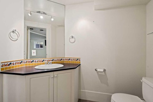 924 8 Avenue Se, Calgary, AB - Indoor Photo Showing Bathroom