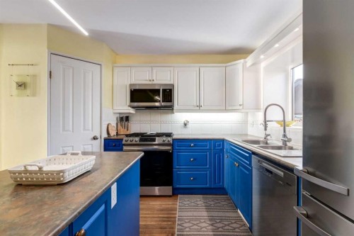 1328 Craig Road Sw, Calgary, AB - Indoor Photo Showing Kitchen With Double Sink