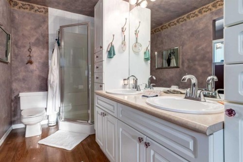 1328 Craig Road Sw, Calgary, AB - Indoor Photo Showing Bathroom