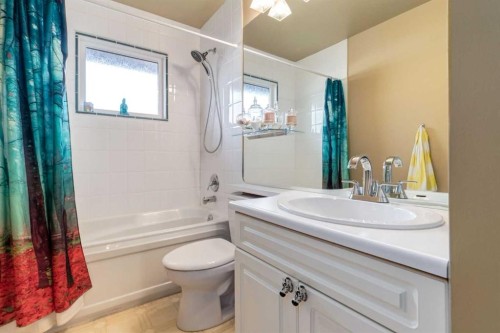 1328 Craig Road Sw, Calgary, AB - Indoor Photo Showing Bathroom