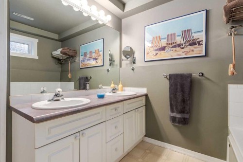 1328 Craig Road Sw, Calgary, AB - Indoor Photo Showing Bathroom