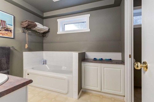 1328 Craig Road Sw, Calgary, AB - Indoor Photo Showing Bathroom