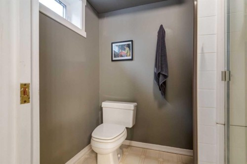 1328 Craig Road Sw, Calgary, AB - Indoor Photo Showing Bathroom