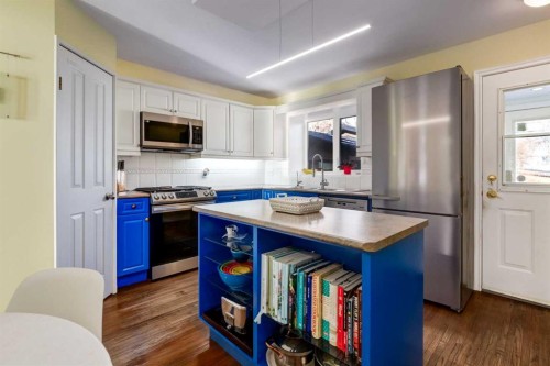 1328 Craig Road Sw, Calgary, AB - Indoor Photo Showing Kitchen