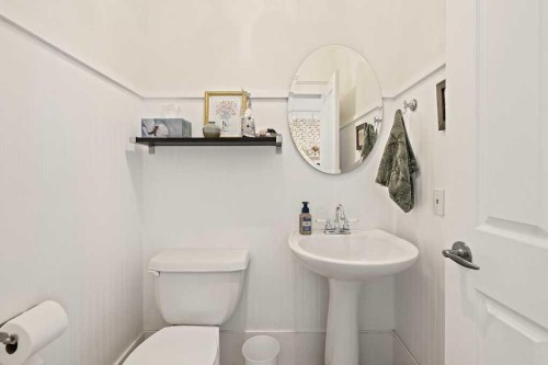 926 8 Avenue Se, Calgary, AB - Indoor Photo Showing Bathroom