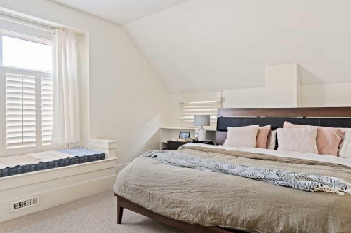 926 8 Avenue Se, Calgary, AB - Indoor Photo Showing Bedroom