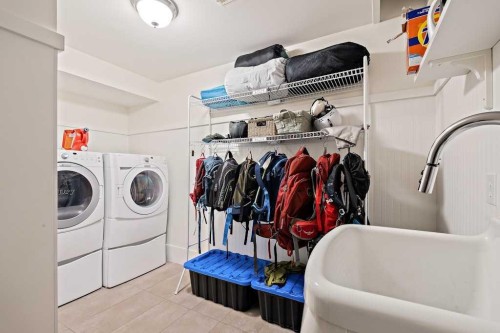926 8 Avenue Se, Calgary, AB - Indoor Photo Showing Laundry Room