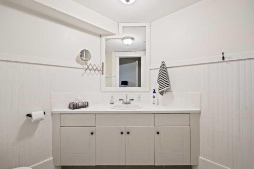 926 8 Avenue Se, Calgary, AB - Indoor Photo Showing Bathroom