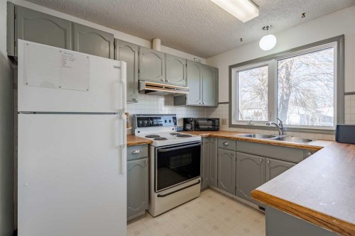 5108 52 Avenue, Stavely, AB - Indoor Photo Showing Kitchen With Double Sink