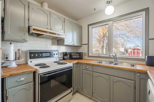 5108 52 Avenue, Stavely, AB - Indoor Photo Showing Kitchen With Double Sink