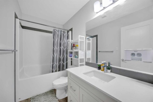 305-35 Walgrove Se, Calgary, AB - Indoor Photo Showing Bathroom