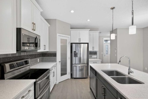 130 Evanscrest Terrace Nw, Calgary, AB - Indoor Photo Showing Kitchen With Double Sink With Upgraded Kitchen