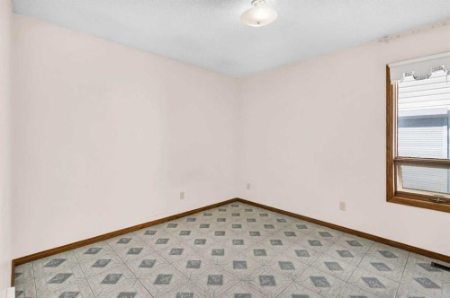 125 Edgebrook Road Nw, Calgary, AB - Indoor Photo Showing Other Room