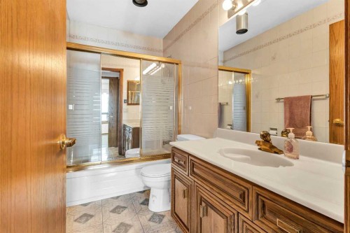 125 Edgebrook Road Nw, Calgary, AB - Indoor Photo Showing Bathroom