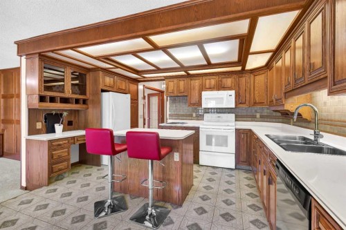 125 Edgebrook Road Nw, Calgary, AB - Indoor Photo Showing Kitchen With Double Sink