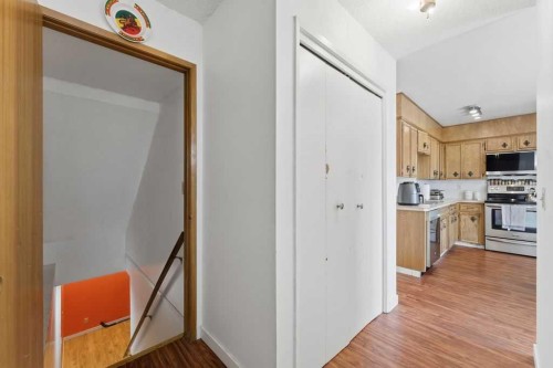 1447 Berkley Drive Nw, Calgary, AB - Indoor Photo Showing Kitchen