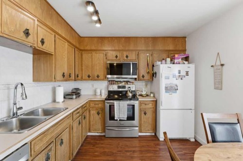 1447 Berkley Drive Nw, Calgary, AB - Indoor Photo Showing Kitchen With Double Sink