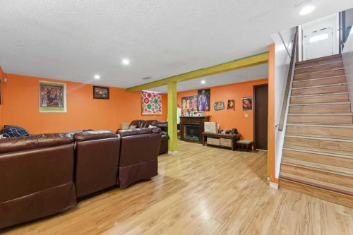 1447 Berkley Drive Nw, Calgary, AB - Indoor