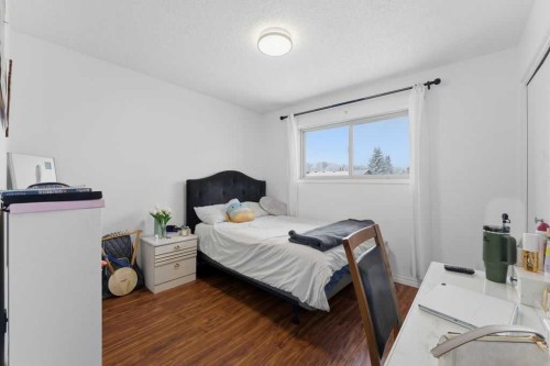 1447 Berkley Drive Nw, Calgary, AB - Indoor Photo Showing Bedroom