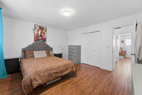 1447 Berkley Drive Nw, Calgary, AB - Indoor Photo Showing Bedroom