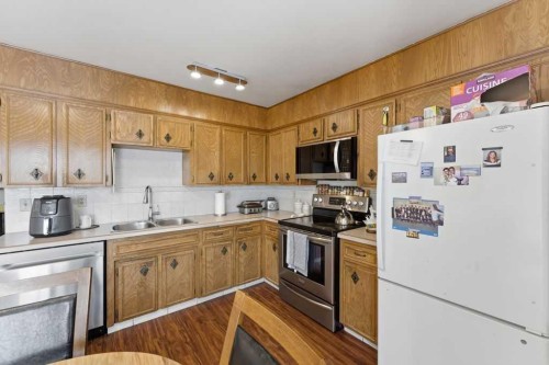 1447 Berkley Drive Nw, Calgary, AB - Indoor Photo Showing Kitchen With Double Sink