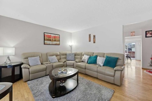 1447 Berkley Drive Nw, Calgary, AB - Indoor Photo Showing Living Room