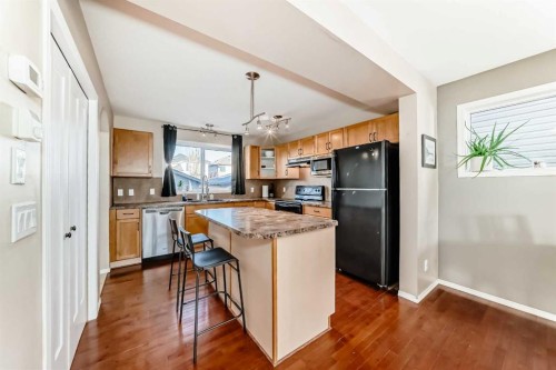 47 Bridlecrest Road Sw, Calgary, AB - Indoor Photo Showing Kitchen